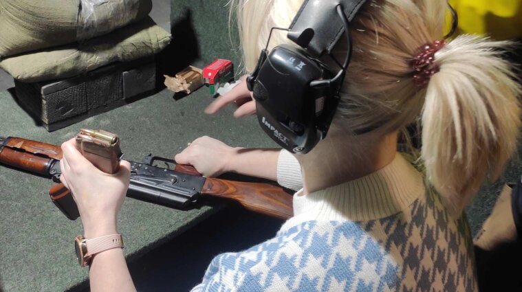 У Львові директорів шкіл навчали володіти зброєю та стріляти (фото)