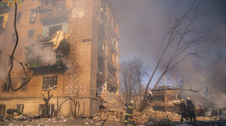 В Киеве повреждены шесть жилых домов, детсад и школа: последствия вражеских обстрелов (фото, видео)