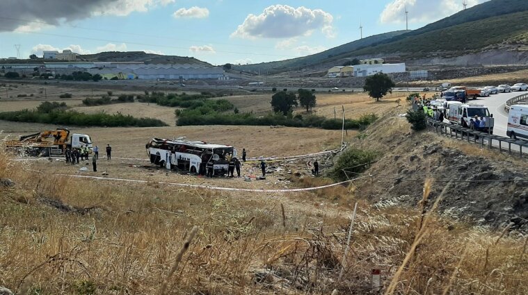 В Турции перевернулся пассажирский автобус: погибли 14 человек