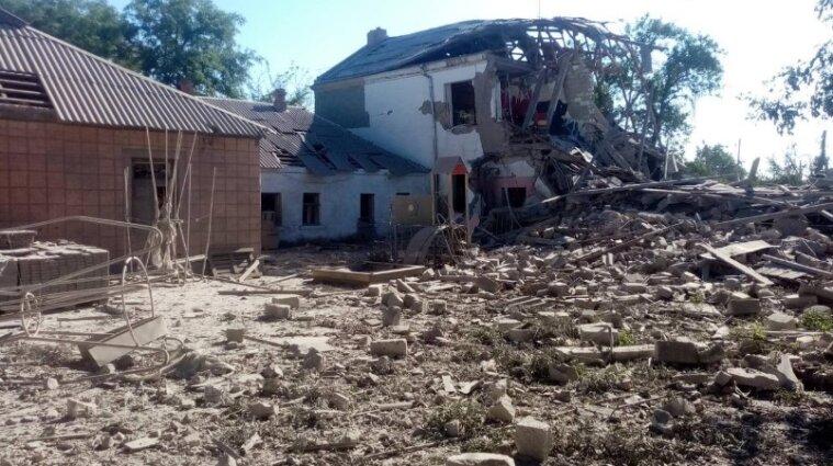 Зруйновано ліцей, лікарню та пошкоджено будинки: орки обстріляли Миколаїв (фото, відео)