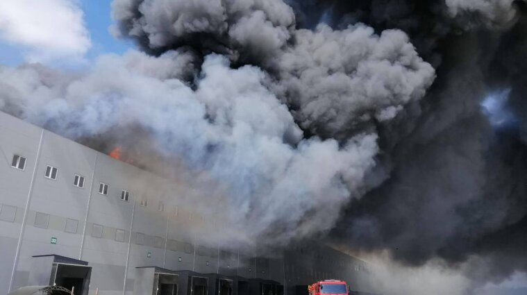 В Одеській області сталася масштабна пожежа на складах - фото, відео