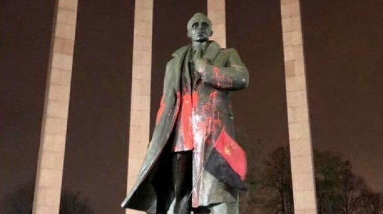 Во Львове вандалы облили краской памятник Бандере