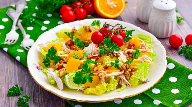 Новогодние рецепты: салат с курицей и апельсинами