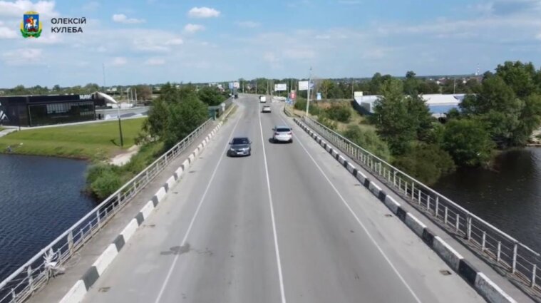 Разрушенный во время боевых действий мост восстановили на трассе Киев - Чернигов - видео