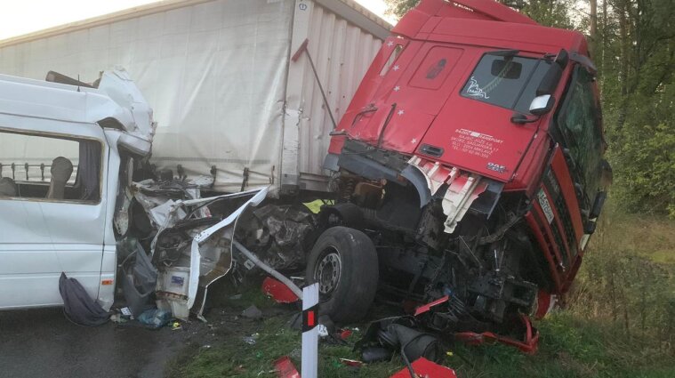 Масштабная авария грузовиков и маршрутки на трассе под Киевом: 5 погибших, еще 20 в больнице