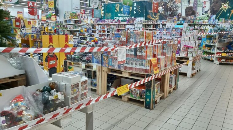 В украинских супермаркетах запретили продажу носков, шампуней и игрушек