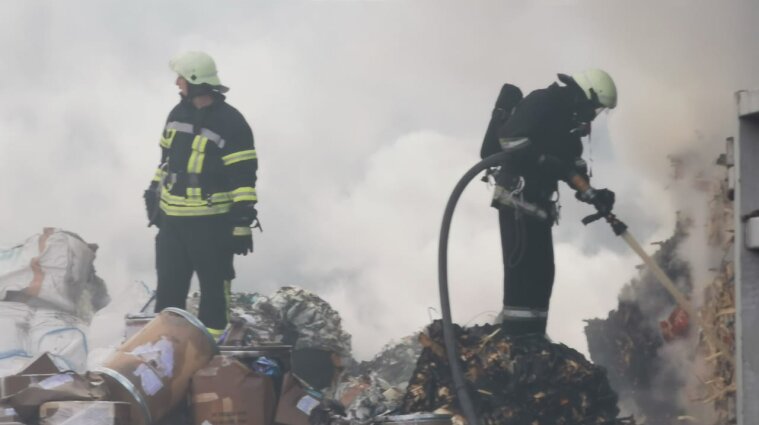 Під Києвом спалахнула пожежа на підприємстві з перероблення хімікатів