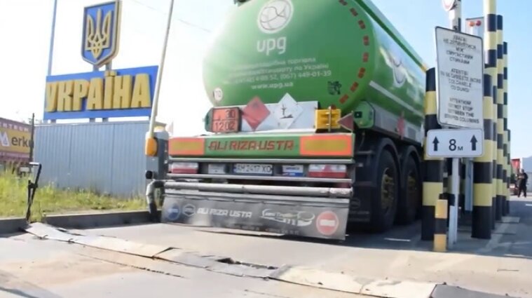 Украина создала на границе "зеленые коридоры" для бензовозов - видео