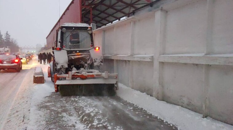 Негода в Україні: через снігові замети на трасах обмежують рух транспорту