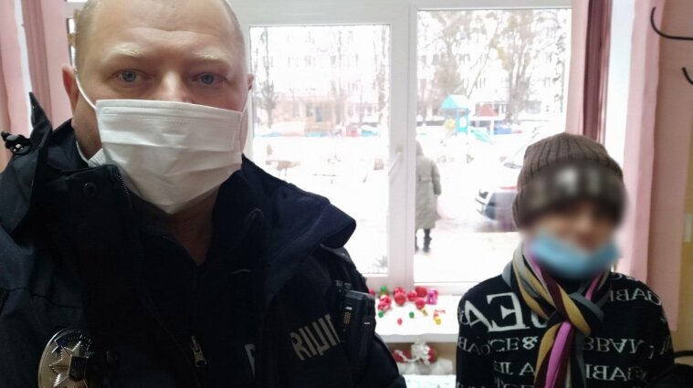 Не впускала додому рідна матір: поліцейські допомогли 11-річній дівчинці на Харківщині