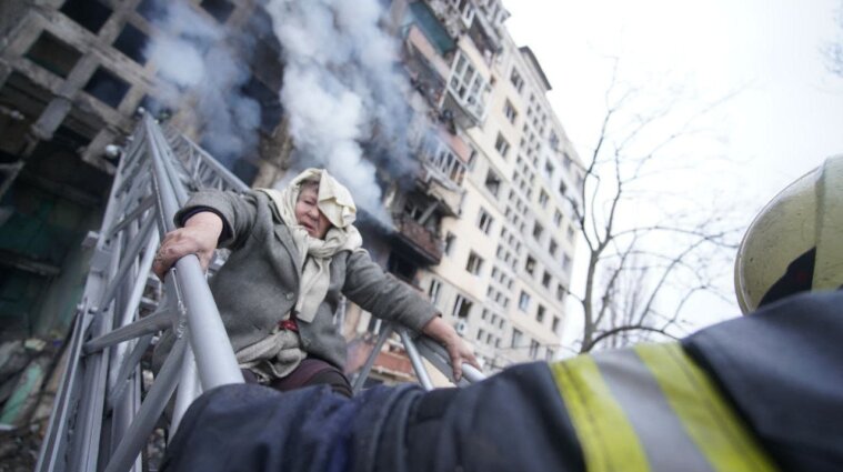 Оккупанты попали снарядом в многоэтажку в Киеве и обстреляли авиазавод "Антонов" - видео