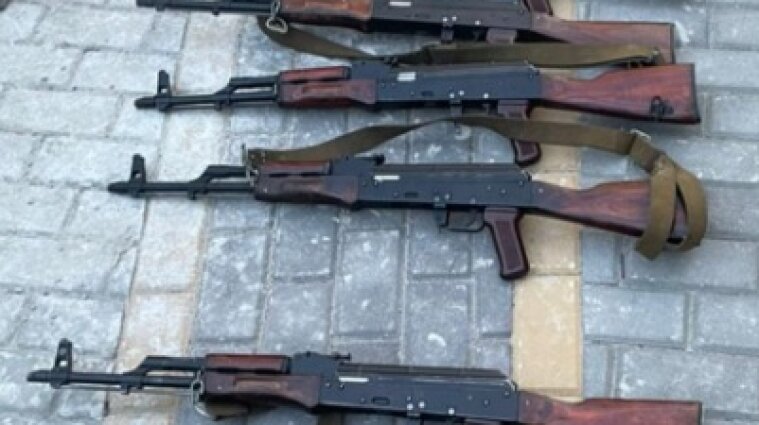 В Киевской области группировка выдавала себя за правоохранителей и торговала оружием - фото