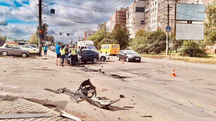 В масштабной аварии на Прикарпатье пострадали четыре человека - фото