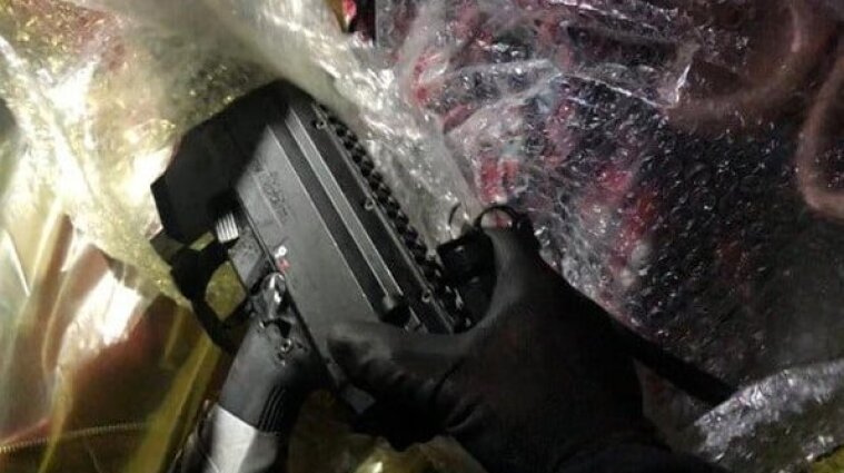 Пистолеты-пулеметы в детских игрушках: на Закарпатье россиянин пытался ввезти в Украину оружие