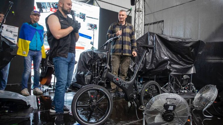Деньги пойдут на дроны: Кличко продал на аукционе свой знаменитый велосипед, с которого падал в центре столицы