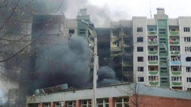 Российские оккупанты обстреляли жилые дома в Чернигове (фото, видео)