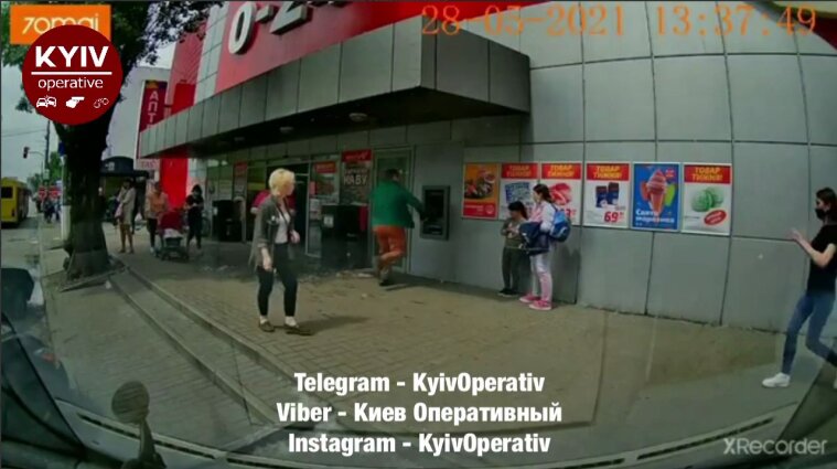 Крушил банкомат, прыгал по машинам и ударил прохожего: в Киеве засняли "дикаря" (видео)