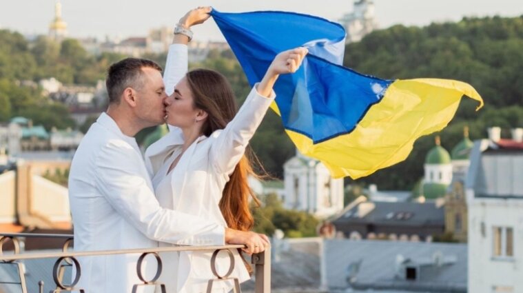 Жена главы Минфина Марченко, призвавшего украинцев уменьшить расходы на айфоны, получила право управления люксовым электрокаром MINI Cooper SE