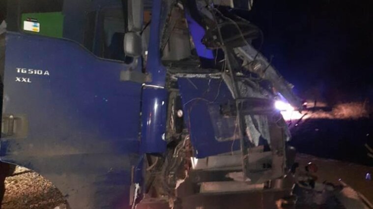 Смертельна ДТП за участі трьох вантажних автомобілів сталась на Одещині - фото