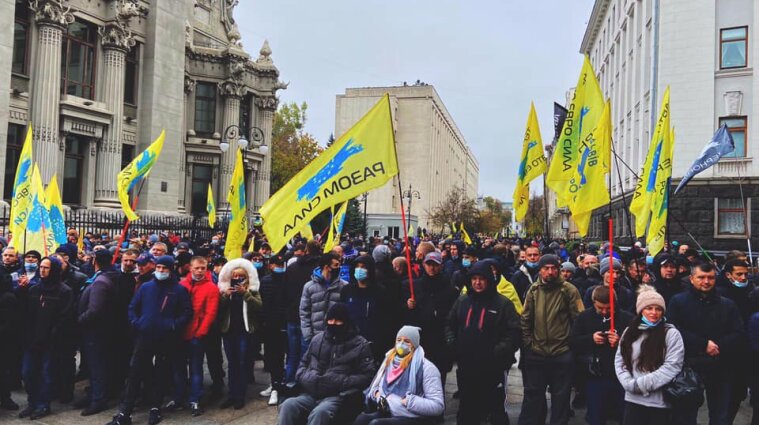 Под стенами ВР собираются "евробляхеры" - полиция усиленно охраняет центр Киева