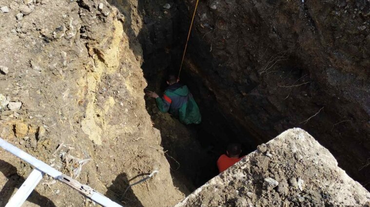 В поселке Винницкой области спасатели откопали из-под земли строителя