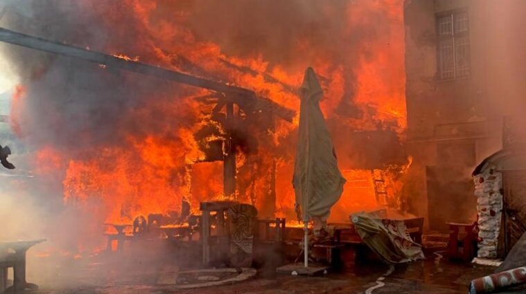 Почти 40 спасателей тушили ресторан в Тернополе - фото