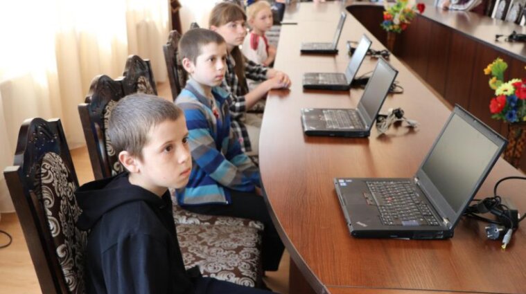Школярі в Україні зможуть отримати безкоштовний ноутбук: що для цього робити