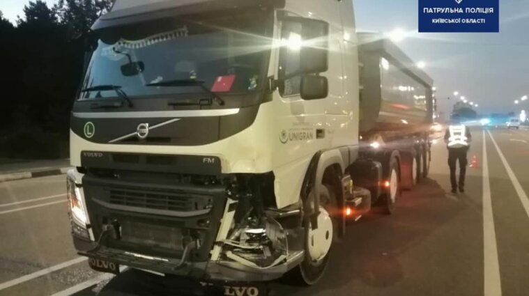 Смертельное ДТП на трассе Киев-Ковель: мопед влетел под колеса грузовика