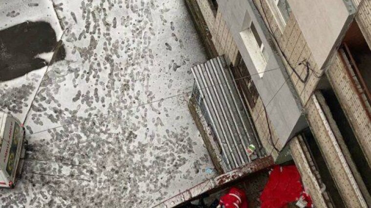 В Днепре женщина выпала с 14 этажа и чуть не убила прохожего