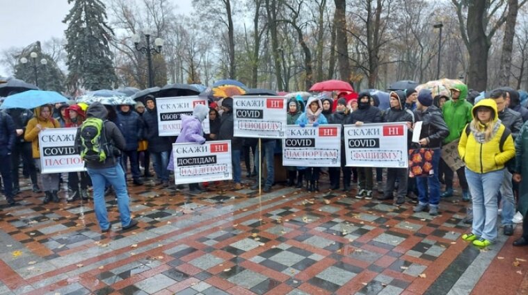 В регионах людей собирают за тысячу гривен для митингов возле Верховной Рады - Корниенко