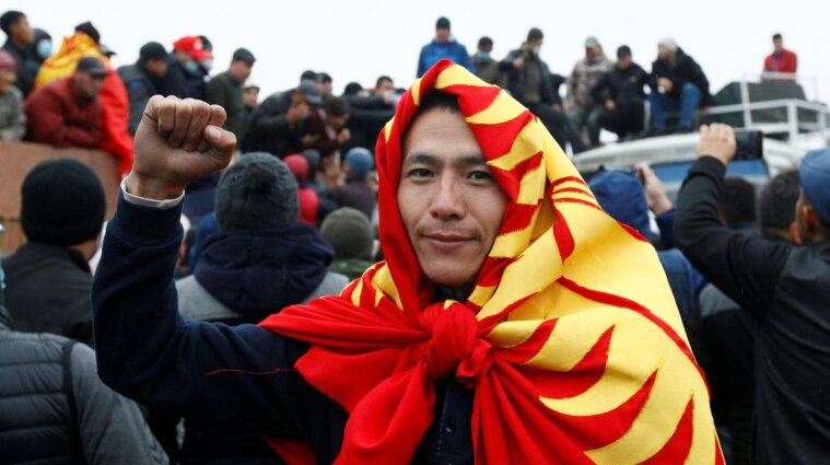Протести у Киргизстані: президент та прем’єр зникли, а кордони закривають