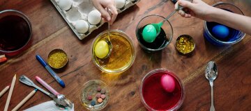 Как покрасить яйца на Пасху: идеи праздничного хендмейда