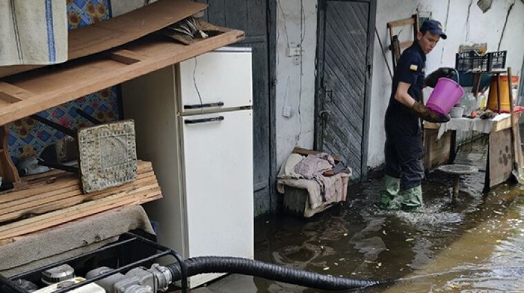 Непогода в Украине без света 40 населенных пунктов, ливни затопили дома