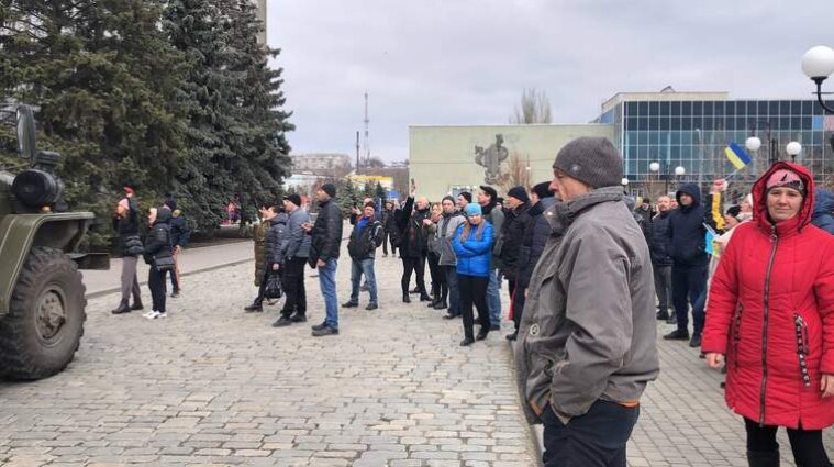 Бердянськ вийшов на вулиці міста, щоб протистояти російським окупантам (відео)