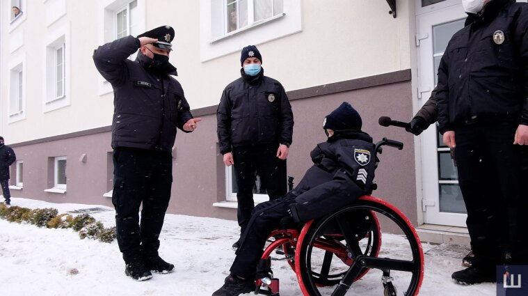 Полицейские в Черновцах осуществили мечту мальчика, который умирает - видео