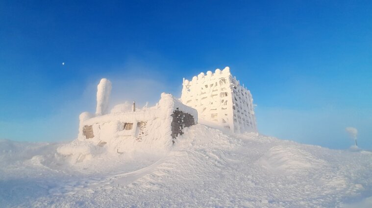На горі Піп Іван мороз досяг 23 градусів: станція рятувальників повністю покрилась снігом (фото)