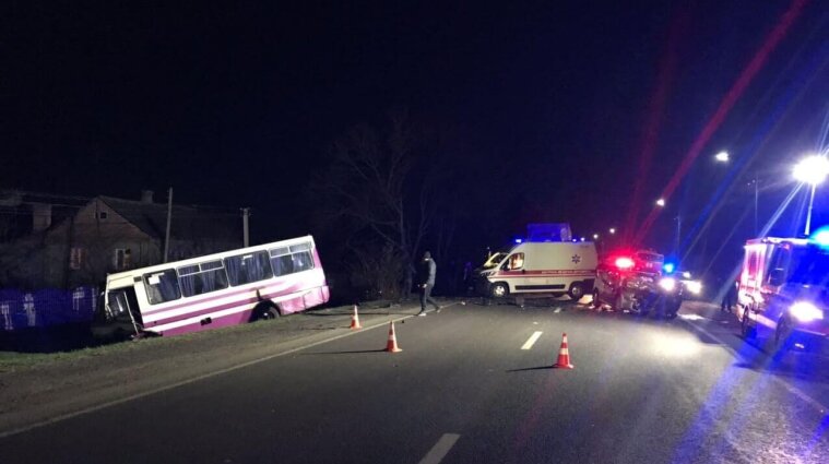 На Волині сталася смертельна ДТП: легкове авто в'їхало в автобус
