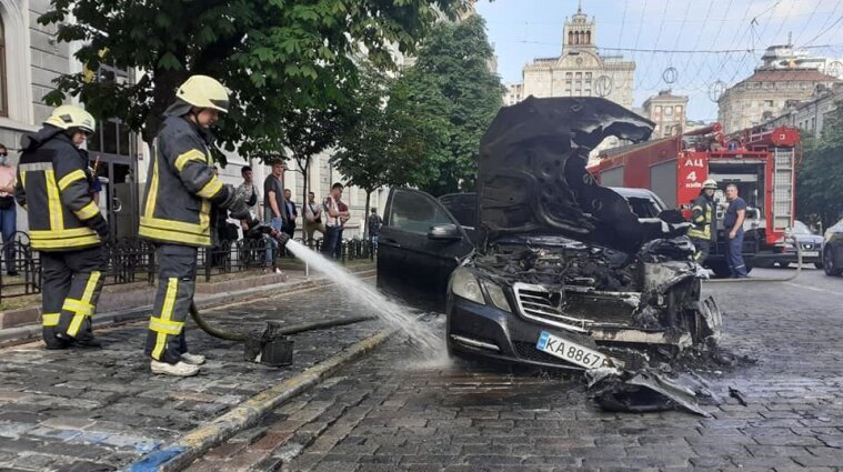 Под зданием "Нафтогаз" в столице загорелся Mercedes - фото