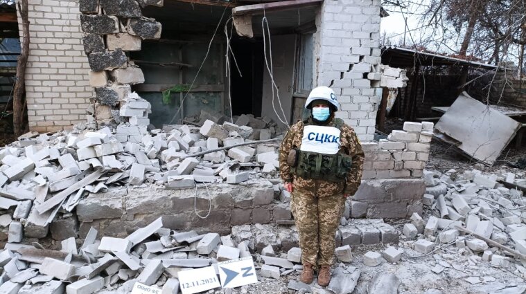 Боевики из запрещенного оружия обстреляли населенный пункт в Луганской области - фото