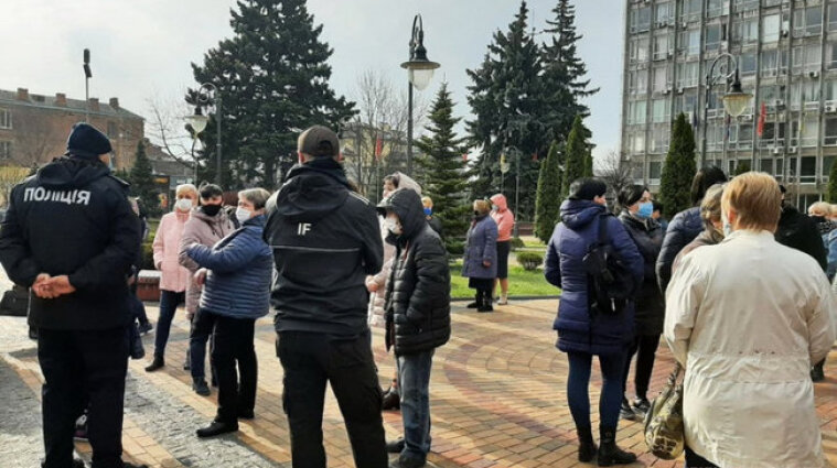 У Вінниці батьки школярів протестували проти дистанційки (фото)