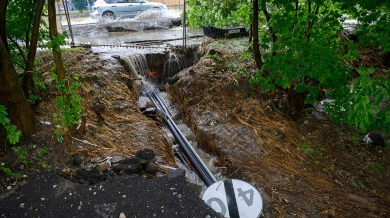 Буревій у Польщі: затоплені вулиці, зірвані дахи та 2600 викликів рятувальників