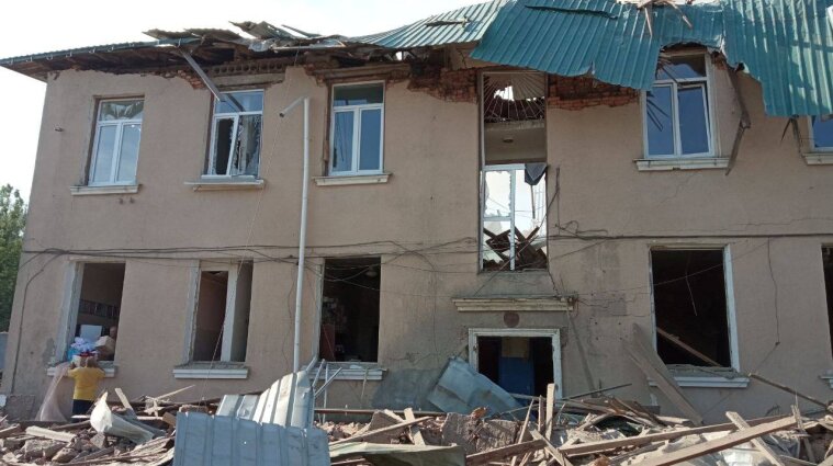 В Чугуеве оккупанты разрушили школу и дом культуры, где находились гражданские (фото)