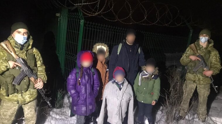 На Харківщині чоловік намагався незаконно потрапити до Росії з чотирма дітьми