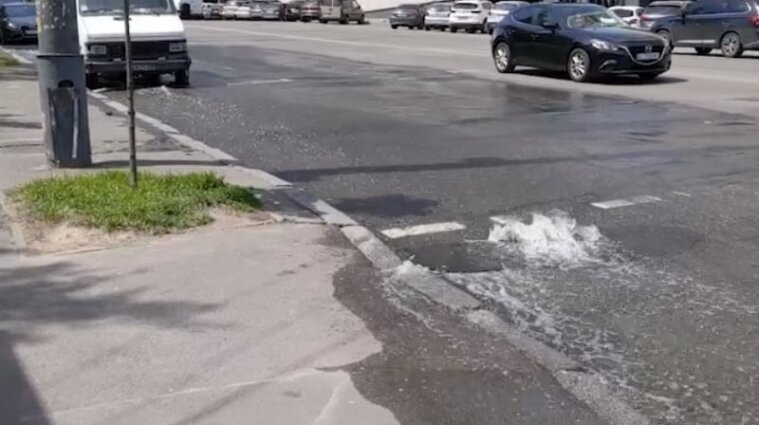 Будут прочищать ливневки: на одной из улиц Киева ограничат движение