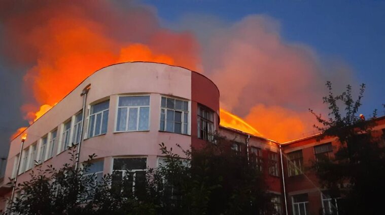 Оккупанты ударили ракетами по училищу в Харькове, возник пожар (фото)