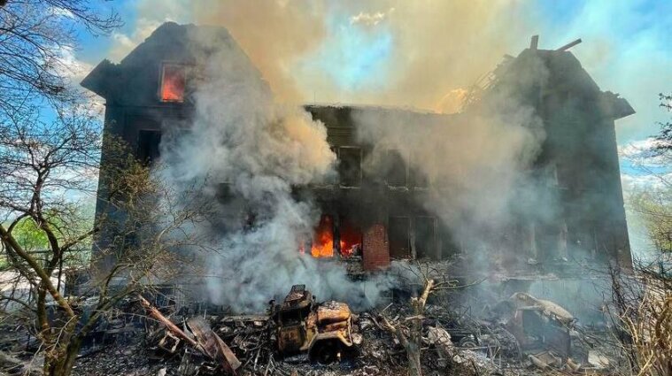 Оккупанты обстреляли Лисичанск: гимназия 19-го века сгорела дотла (фото)