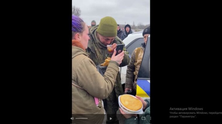 На Миколаївщині російський військовий здався у полон та розплакався (відео)