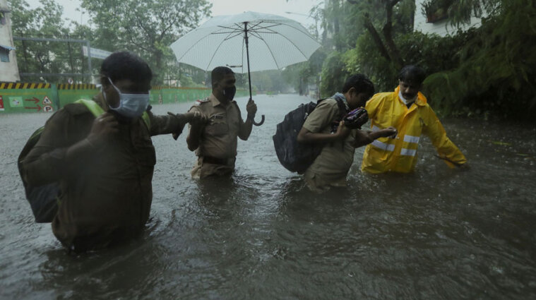 "Надзвичайно сильний циклон" накрив Індію: 150 тисяч осіб евакуювали - відео