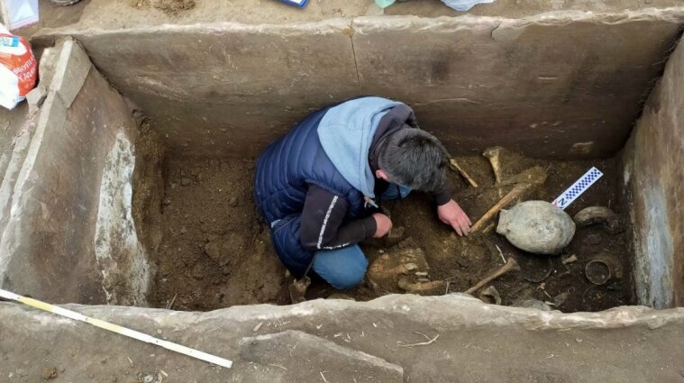 У Тернопільській області під час робіт на полях знайшли древній саркофаг