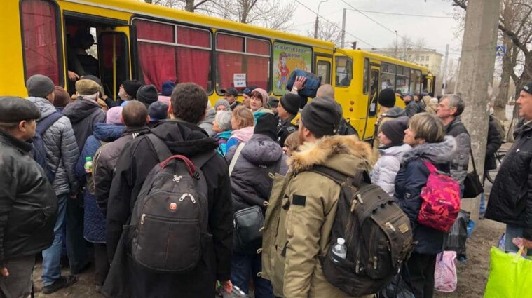 Росіяни обстріляли евакуаційний автобус на Луганщині попри "режим тиші"